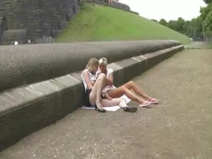 Jeune blonde Ellie B ...